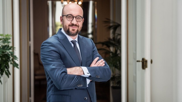 Kandydatura premiera Belgii na przewodniczącego Rady Europejskiej jest sondowana w unijnych stolicach. Donoszą o tym dziś belgijskie media zarówno te z francuskojęzycznej Walonii, jak i Flandrii, gdzie mówi się po niderlandzku. Próbę obsady stanowisk podejmą wieczorem na unijnym szczycie europejscy przywódcy.