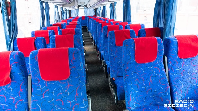 Trwa akcja Bezpieczny autokar. Policja oraz Inspekcja Transportu Drogowego prowadzą intensywne kontrole pojazdów przewożących dzieci na wakacje.