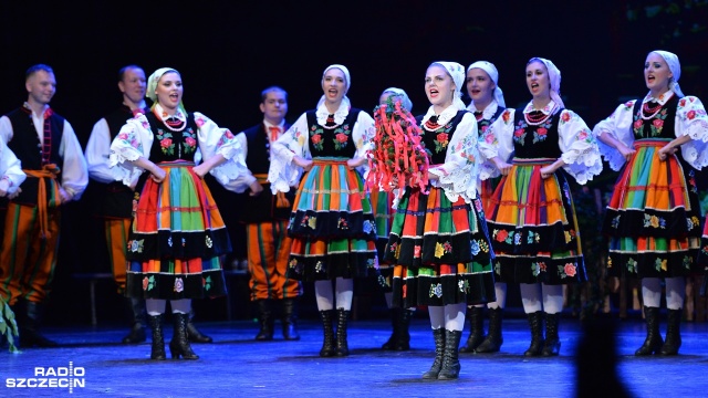 Tańce z regionów łowickiego, lubelskiego, nowosądeckiego, śląskiego i rzeszowskiego, zaprezentował w piątek podczas swojego jubileuszowego koncertu galowego Zespołu Pieśni i Tańca Ziemi Szczecińskiej Krąg.