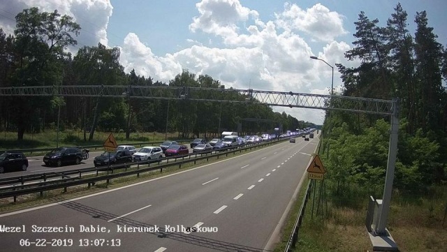 Kilkukilometrowa kolejka pojazdów ustawiła się przy dojeździe do remontowanego fragmentu autostrady A6 na odcinku między węzłem Kijewo, a węzłem Rzęśnica.