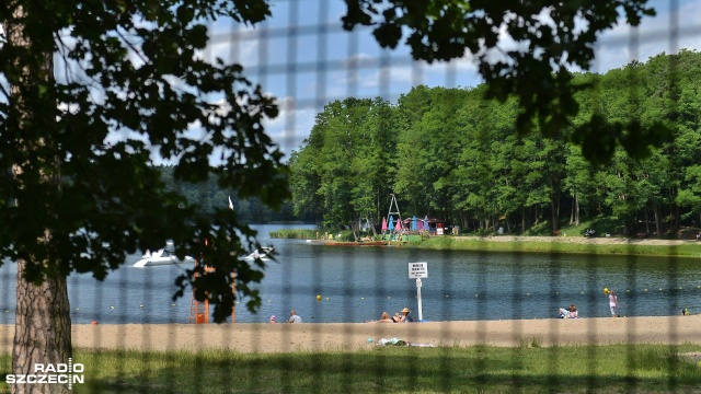 Ratownicy odnaleźli ciało 20-latka w Jeziorze Głębokie w Szczecinie. Mężczyzna w piątek po południu poszedł popływać na niestrzeżonej plaży i już nie wyszedł z wody.