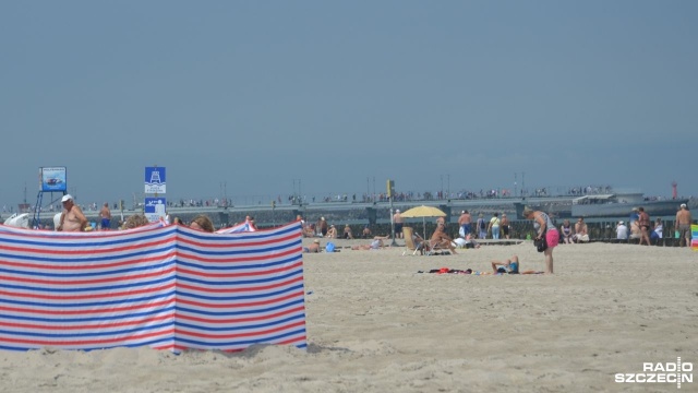 Trwa pierwszy wakacyjny weekend. Turyści ruszyli nad morze, a plaże i deptaki powoli wypełniają się przyjezdnymi.