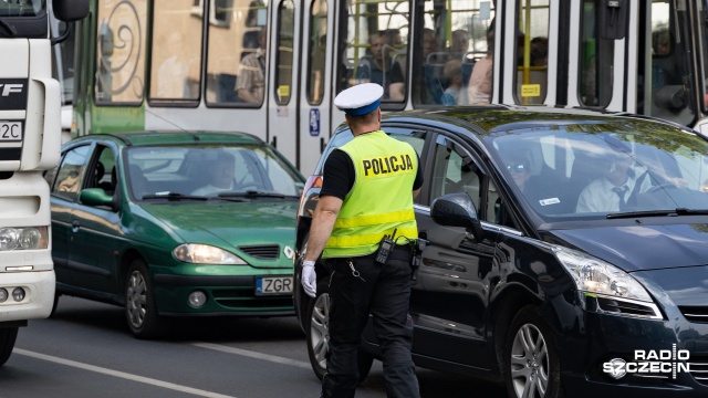 83 wypadki i siedem ofiar śmiertelnych - taki jest bilans minionej doby na polskich drogach. Tylko w sobotę rannych w wypadkach drogowych zostało blisko sto osób. Jedni wracają z długiego weekendu, inni wyruszają na wakacje. W niedzielę należy się spodziewać dużego ruchu na głównych trasach w kraju. Policja apeluje o bezpieczną jazdę i ostrzega, że będzie bezlitosna dla piratów drogowych.