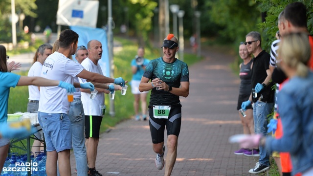 Blisko 500 osób stanęło na starcie 5. edycji biegu Sanprobi Maraton Szczeciński. Uczestnicy pokonają w niedzielę trasę z Polic do Szczecina liczącą 42 km 195 metrów.