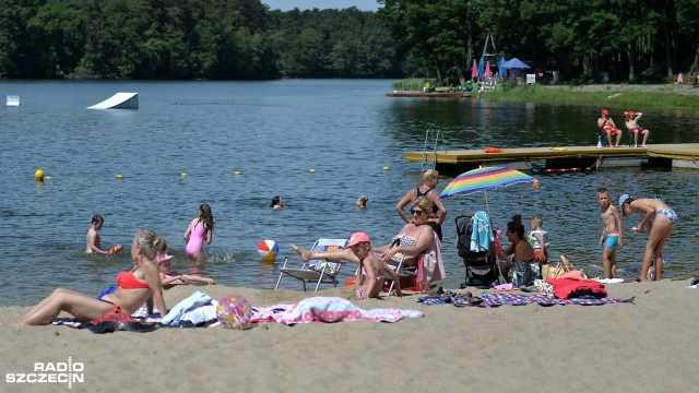 Rozpoczęły się wakacje i kąpieliska zapełniły się plażowiczami. Opalają się, pływają i grają w różne sporty - tak mieszkańcy spędzają upalny dzień nad Jeziorem Głębokie.