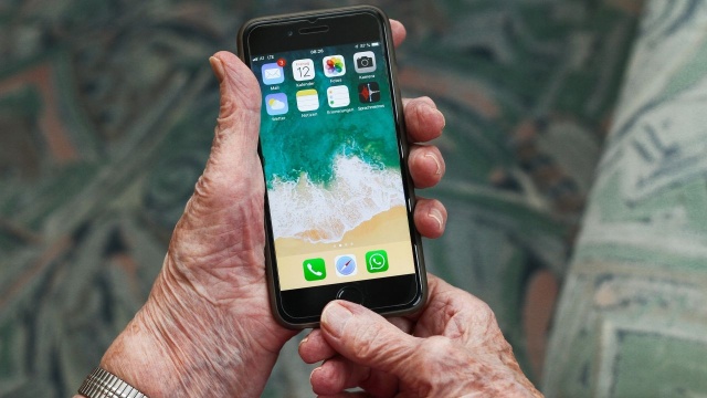 Jak zainstalować Messenger039a i zadzwonić z WhatsApp039a Rada Osiedla Turzyn organizuje we wtorek warsztaty dla seniorów z obsługi smartfona.