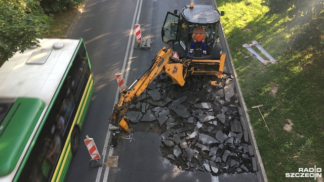 Ruszyły prace na Wilczej, drogowcy naprawiają dziurę w jezdni tuż pod kładką, która prowadzi do Stawu Brodowskiego.