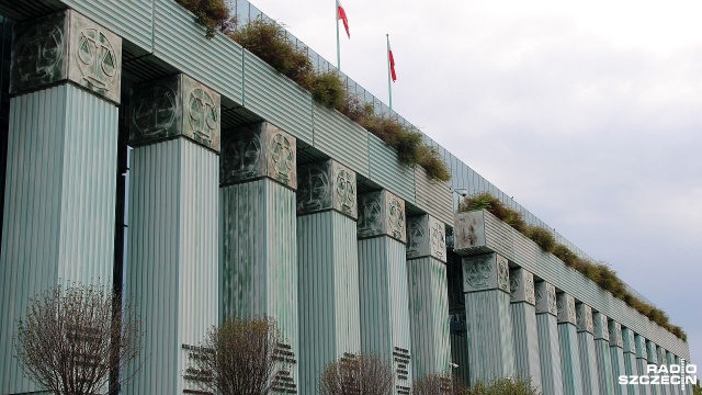 Izba Dyscyplinarna Sądu Najwyższego nie spełnia unijnych wymogów niezawisłości sędziowskiej. Taka jest opinia rzecznika generalnego unijnego Trybunału Sprawiedliwości i odpowiedź na pytania Sądu Najwyższego, który wyrażał wątpliwości, co do niezależności Krajowej Rady Sądownictwa i wyłonionej przez nią Izby Dyscyplinarnej.