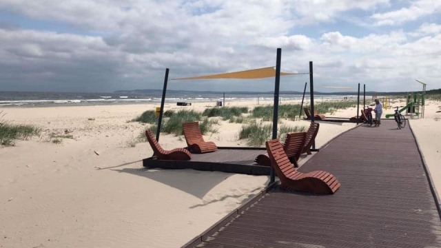 Boiska do piłki siatkowej i nożnej, leżaki z zadaszeniem i plac zabaw dla dzieci - a to wszystko na plaży w świnoujskim Warszowie.