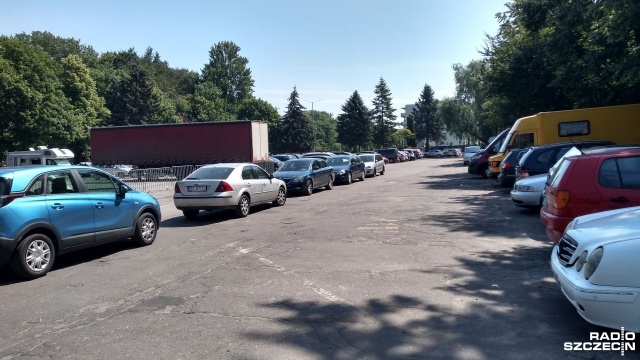 Największy darmowy parking w mieście został przekazany przez miasto w prywatne ręce. Za dzierżawę na okres 81 dni magistrat otrzymał 140 tysięcy złotych, jednak cała procedura odbyła się bez przetargu i wcześniejszej zapowiedzi.