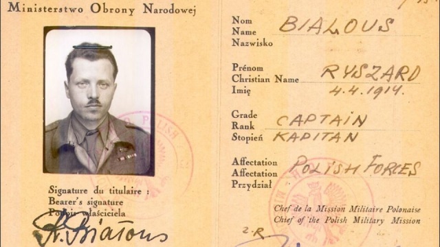 Urna z prochami legendarnego dowódcy batalionu AK Zośka kapitana Ryszarda Białousa ps. Jerzy wraca do kraju. Żołnierz Armii Krajowej zmarł 27 lat temu w Argentynie, do której wyemigrował w 1948 roku.