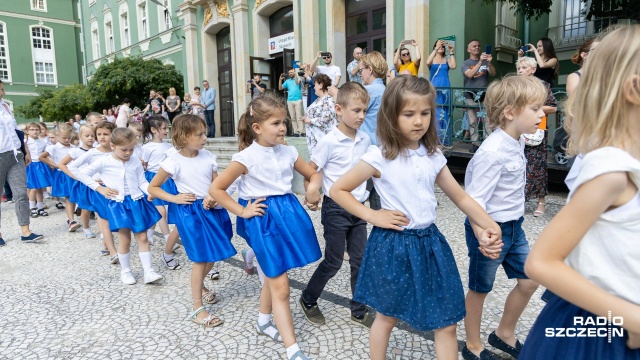 Żaczki, Żabki i Chochliki pożegnały przedszkole Polonezem przed szczecińskim magistratem. Jesteśmy gotowi jak ptaki odlecieć w świat - deklarowały maluchy przed tańcem w obecności zastępcy prezydenta Szczecina Krzysztofa Soski.