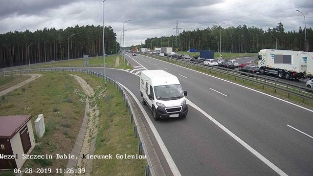 Noga z gazu na remontowanym odcinku autostrady A6 - korek w kierunku Świnoujścia mierzy ponad 2 kilometry. Zaczyna się zaraz za zjazdem z Węzła Kijewo. W Szczecinie ruch odbywa się płynie, ale na ulicach Sczanieckiej i Emilii Plater nie działa sygnalizacja świetlna.
