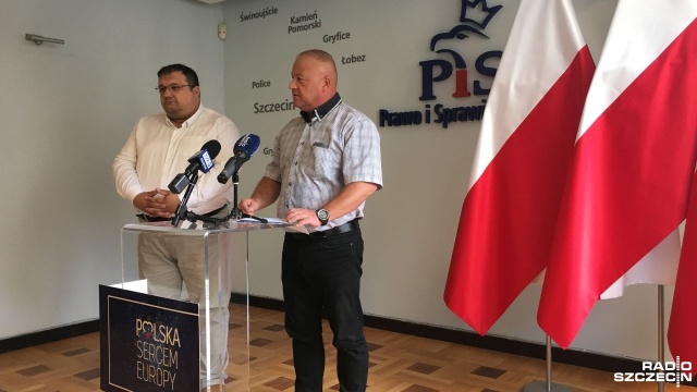 Politycy Prawa i Sprawiedliwości apelują, by wnioski o przyznanie świadczenia na dzieci z programu 500 plus składać drogą elektroniczną. Taka możliwość będzie od 1 lipca.