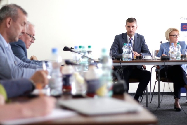 Związek Nauczycielstwa Polskiego weźmie udział w pracach zespołu rządowo-związkowo-samorządowego, który będzie rozmawiał między innymi o wynagrodzeniach w oświacie.