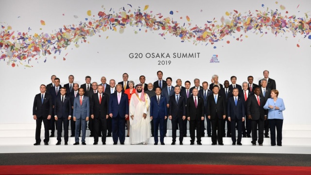 Rozmowy o gospodarce a także spotkania bilateralne zdominowały pierwszy dzień szczytu G20 w Osace. Przywódcy 19 największych gospodarek świata i Unii Europejskiej rozmawiali też o kryzysie w Zatoce Perskiej i reformach WTO.