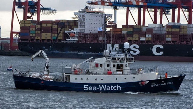 Statek Sea-Watch z 40 migrantami na pokładzie wszedł do portu na wyspie Lampedusa, taranując łódź włoskiej straży przybrzeżnej, która usiłowała uniemożliwić ten manewr.