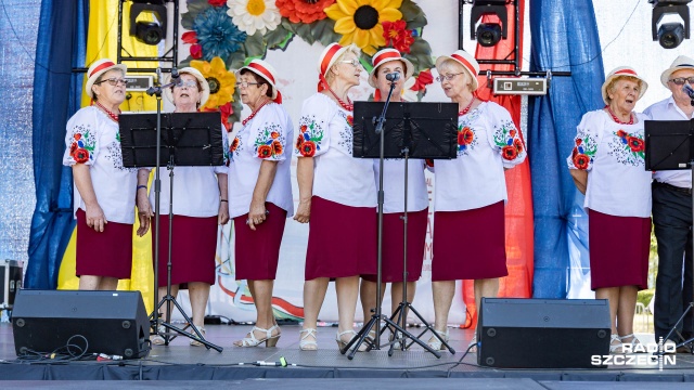 Pyrzyce się bawią: w centrum miasta trwają Spotkania z Folklorem. Jest scena i są zespoły ludowe. Z jednej strony muzyka, a z drugiej stoiska z miodami, bulionami i rękodziełami. W pobliskim parku: strefa relaksu, gdzie można wypocząć na leżakach. Kapelę Pyrzyczanki na występ przed koncertem namówił reporter Radia Szczecin.