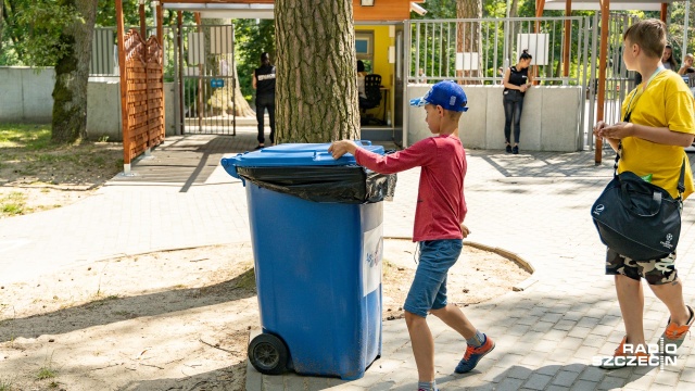 Są nowe zasady segregacji śmieci ale warunki takie same. Chodzi o wieżowce, które mają zsypy. Część mieszkańców obawia się, że jeśli będą one otwarte, segregacja stanie się fikcją, a tym samym opłaty dla wszystkich w bloku będą wyższe. Dodatkowo urzędnicy do segregacji namawiają, ale odpowiednich pojemników np. na kąpielisku Arkonka brak.