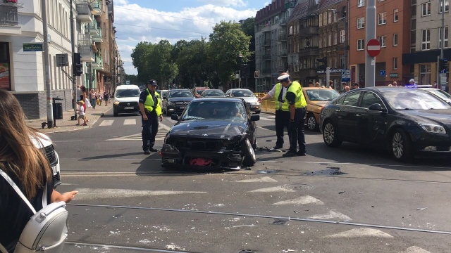 Kolizja z udziałem samochodu marki BMW, który zatrzymał się na torowisku tramwajowym. Częściowo zablokowane było skrzyżowanie alei Bohaterów Warszawy z ulicą Jagiellońską w Szczecinie.