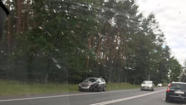 Do niegroźnych zdarzeń doszło w południe na drogach województwa i ulicach Szczecina. O kolizjach informują słuchacze Radia Szczecin.