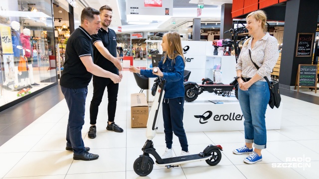 Pierwsza elektryczna hulajnoga eRoller trafiła już do zwycięzcy. W naszym konkursie wygrała ją Maja, a właściwie jej tata, ale hulajnoga od początku miała być prezentem dla córki.