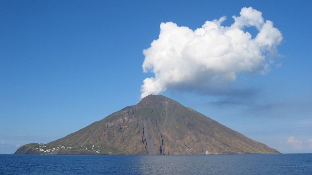Jedna osoba zginęła w wyniku wybuchu wulkanu Stromboli na Wyspach Liparyjskich w południowej części Włoch.