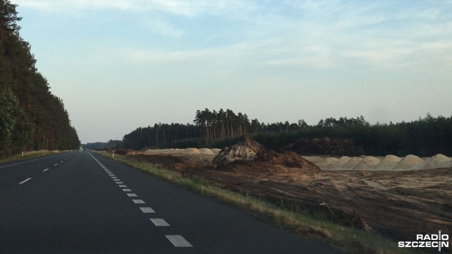 Rolnicy z okolic Brzozowa skarżą się na wykonawców modernizacji trasy S3 - na polach jest pył z kruszyw używanych do budowy drogi.