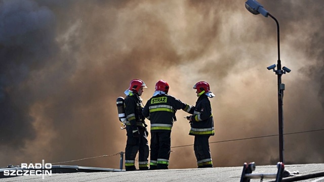 Siedem jednostek straży pożarnej dogasza wysypisko w Łęczycy (powiat stargardzki). Pożar - z nieznanych jeszcze przyczyn - pojawił się ok. godz. 2 w nocy.