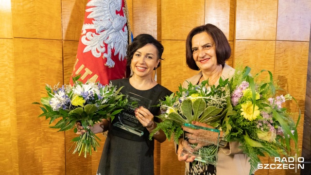 Chór Akademii Morskiej i dziennikarz radiowy Paweł Żuchowski z honorowymi tytułami Ambasadora Szczecina 2019. Wyróżnienia wręczono w piątek na uroczystej sesji rady miasta, organizowanej zawsze o tej porze roku z okazji urodzin Szczecina.