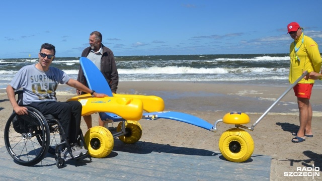 Osoby niepełnosprawne wypoczywające na kołobrzeskiej plaży mogą już bezpiecznie kąpać się w morzu.
