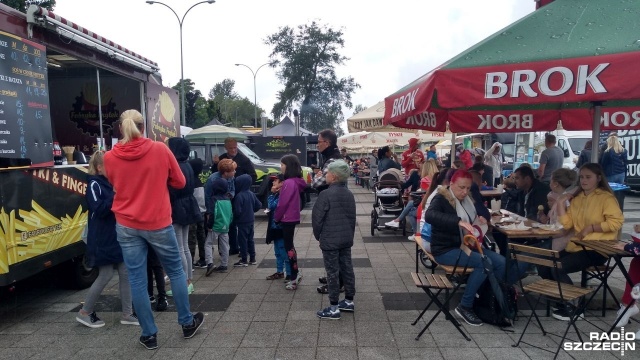 Ponad 20 food trucków bierze udział w festiwalu, który rozpoczął się przed kołobrzeskim stadionem.