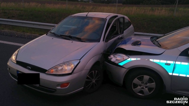Około godziny 20 na drodze krajowej nr 6 koło Goleniowa doszło do policyjnego pościgu za samochodem marki Ford Focus. Kierowca uciekał od Nowogardu aż do Żołwiej Błoci. Zatrzymał się dopiero na radiowozie.