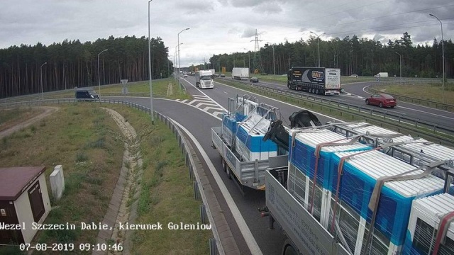 Dwukilometrowy korek utworzył się już przy dojeździe do remontowanego fragmentu autostrady A6 - chodzi o odcinek między węzłem Kijewo a węzłem Rzęśnica. Utrudnienie dotyczy jednak tylko jadących w stronę Gdańska czy Świnoujścia.
