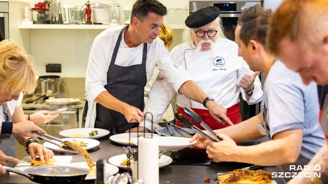 Szwajcarski szef kuchni gościem Kulinarnego Atelier w Szczecinie. Kurt Scheller - krytyk kulinarny i założyciel własnej akademii - przeprowadził warsztaty dla chętnych kucharzy z całego regionu.