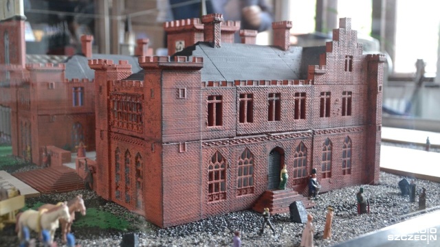 Uczniowie Zespołu Szkół im. Henryka Sienkiewicza w Kołobrzegu przedstawili historię ratusza na makietach 3D.