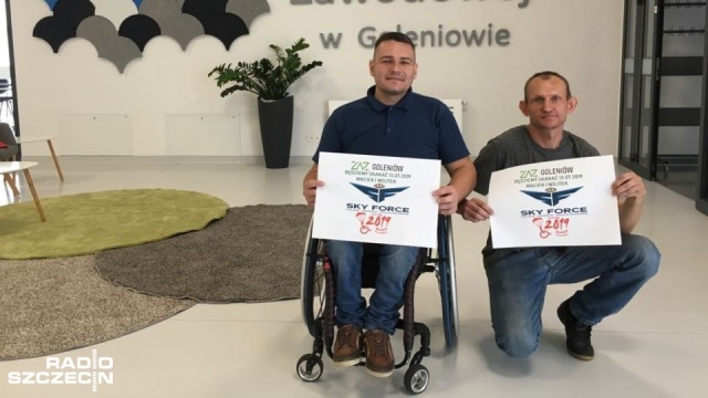 Maciek od ponad dwudziestu lat jeździ na wózku, a na co dzień zajmuje się m.in. projektowaniem wizytówek, Wojtek od urodzenia jest głuchoniemy, a na co dzień wykonuje prace manualne. Teraz obaj spełnią marzenia i skoczą z wysokości kilku kilometrów ze spadochronem.