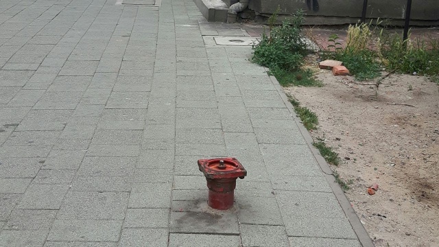 Nieznany sprawca ukradł hydrant zainstalowany przy ul. Niemierzyńskiej w Szczecinie. O sprawie powiadomił słuchacz naszej audycji interwencyjnej Czas Reakcji.