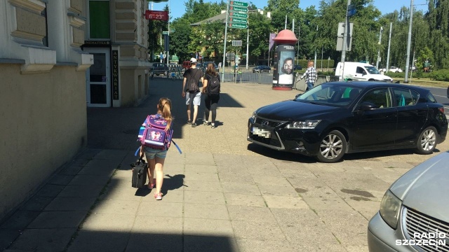 Uczniowie czwartych klas podstawówki mają najcięższe, a Ci z ósmej: najlżejsze plecaki. Zachodniopomorski sanepid podsumował ogólnopolską akcję ich ważenia. Na wagę trafiło ponad 10 tys. plecaków.