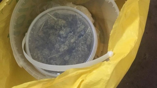 W Stargardzie policjanci zatrzymali dilerów narkotyków - mężczyźni w garażu mieli ponad 100 gramów marihuany, ponad 800 gramów amfetaminy oraz prawie 80 tabletek ecstasy.