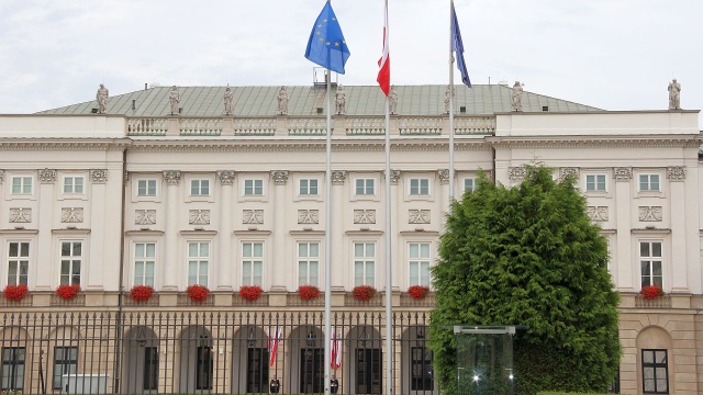 Prezydent Andrzej Duda podpisał nowelizację Karty Nauczyciela. Nowe przepisy przewidują m.in. waloryzację płac nauczycieli o 9,6 proc. od września tego roku, nowe świadczenie dla nauczycieli stażystów oraz przyspieszenie ścieżki awansu zawodowego.