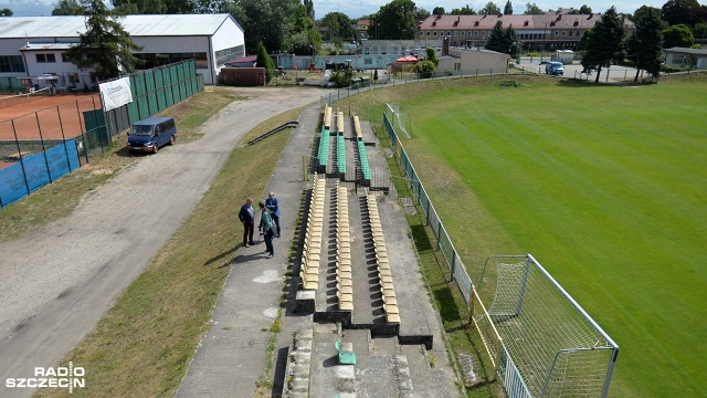 W nowym sezonie nowe-stare krzesełka ze stadionu Pogoni dla kibiców Chemika Police. Trzecioligowy klub szykuje się już do startu III ligi na zmodernizowanym obiekcie.