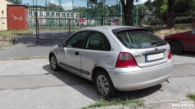 Porzucony od dwóch lat samochód blokuje bramę szkolnego boiska. Auto zaparkowane jest przed Orlikiem przy ulicy Floriana Szarego w Podjuchach. Służby są w tym wypadku bezradne.