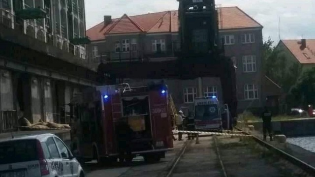Nie żyje mężczyzna, który spadł z wysokości w porcie w Szczecinie. Miał około 55 lat i był pracownikiem portu.