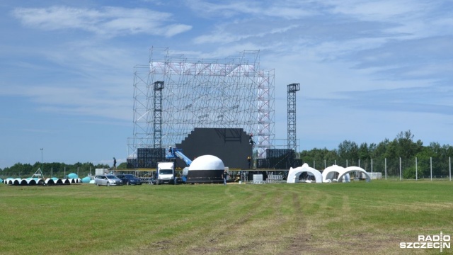 Na dawnym lotnisku w kołobrzeskim Podczelu trwa budowa scen na Sunrise Festival. To właśnie tam po 16 latach przenosi się impreza z kołobrzeskiego amfiteatru.