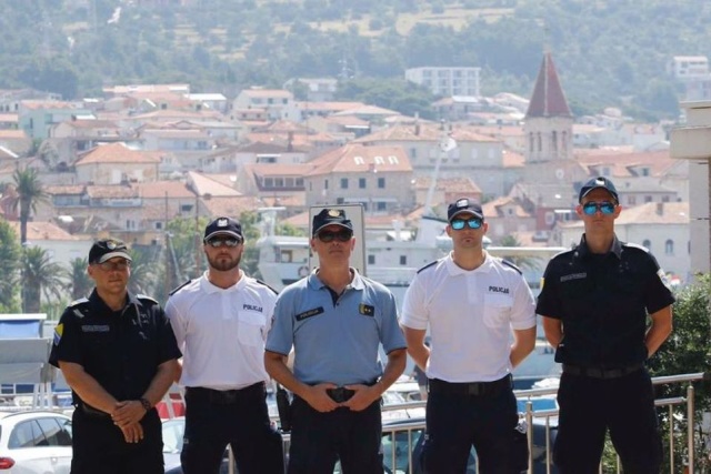Policjant ze Szczecina pomaga polskim turystom... w Chorwacji. Sierżant sztabowy Mikołaj Waruszczak nad brzegiem Adriatyku ma zajmować się swoimi rodakami, którzy przyjeżdżają tam na odpoczynek.