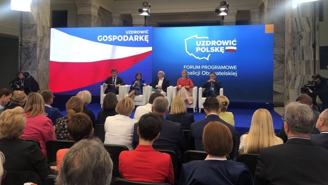 Obniżenie PIT, składek na ZUS i NFZ do 35 procent zarobków łącznie oraz premia za aktywność dla zarabiających mniej niż dwukrotność płacy minimalnej - to niektóre propozycje programu gospodarczego Koalicji Obywatelskiej. Zawarto je w dokumencie Niższe podatki, wyższa płaca.