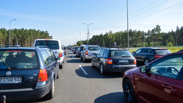 Pięciokilometrowy korek utworzył się na autostradzie A6 przy dojeździe od strony Kołbaskowa. To z powodu kolizji z udziałem dwóch samochodów w okolicach węzła Rzęśnica.