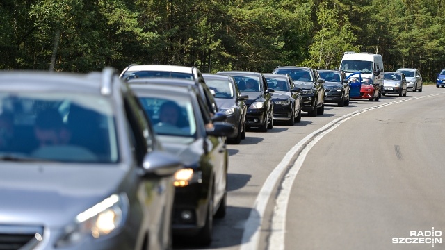 Długi korek ustawił się z obu stron obwodnicy Goleniowa. Problem mają zarówno kierowcy jadący w stronę morza, jak i ci, którzy znad morza wracają.