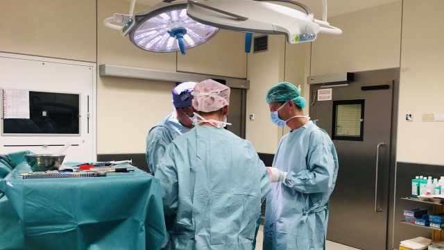 Neurochirurdzy ze szpitala Zdroje w Szczecinie pomogli 5-letniej Tosi, która cierpi na zespół Pfeiffera. To zespół wad wrodzonych. U Tosi zoperowano czaszkę. Była nieodpowiednio zbudowana.